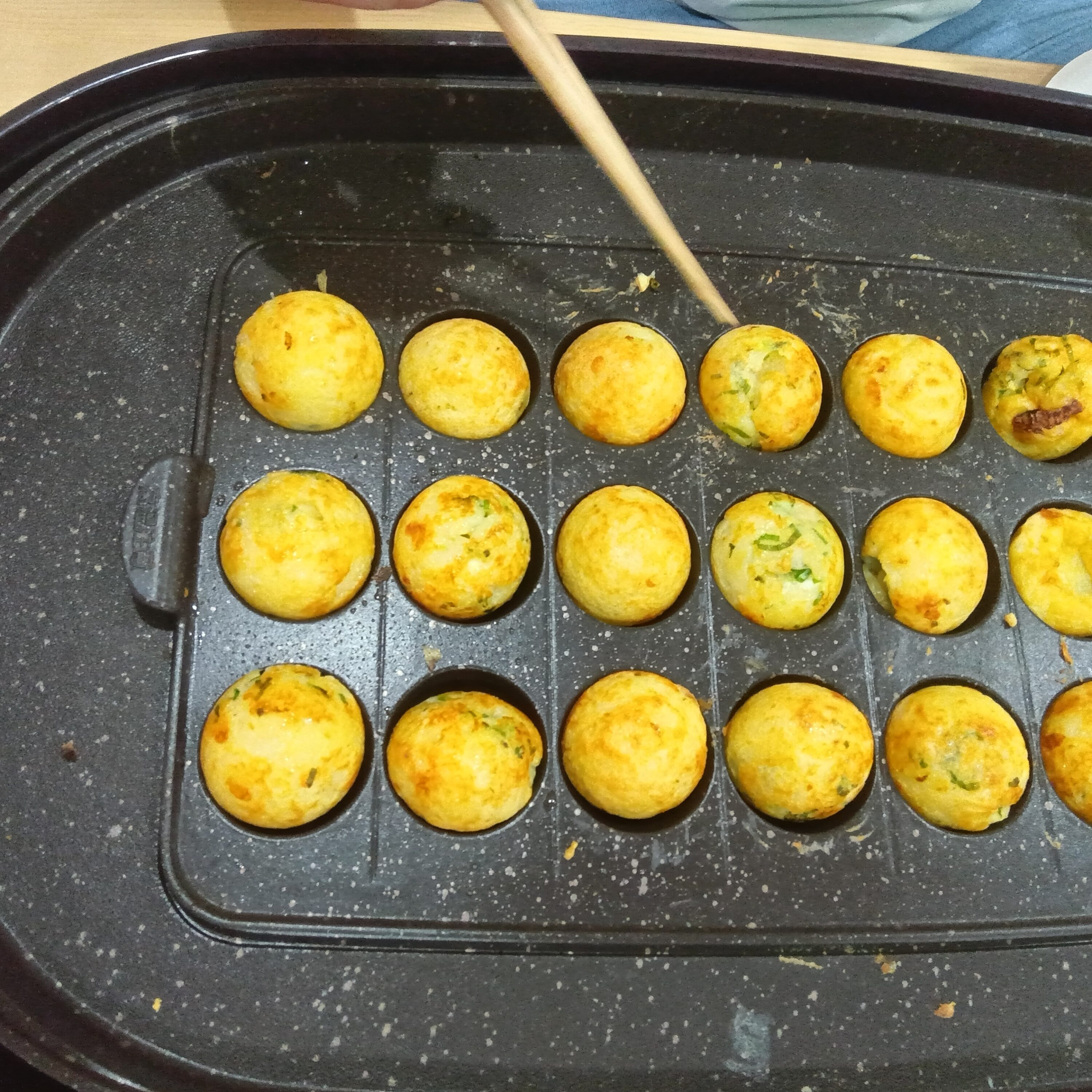 タコ焼きを焼いているところ
